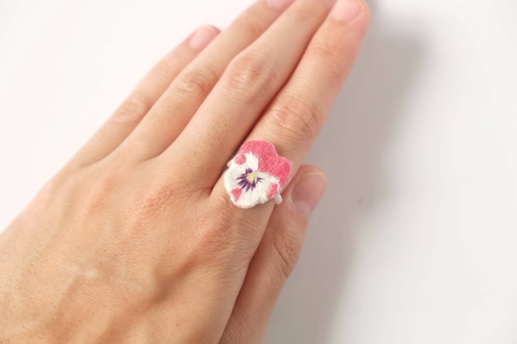 手刺繡 三色堇 戒指 Hand embroidery Pansy Ring 第3張的照片