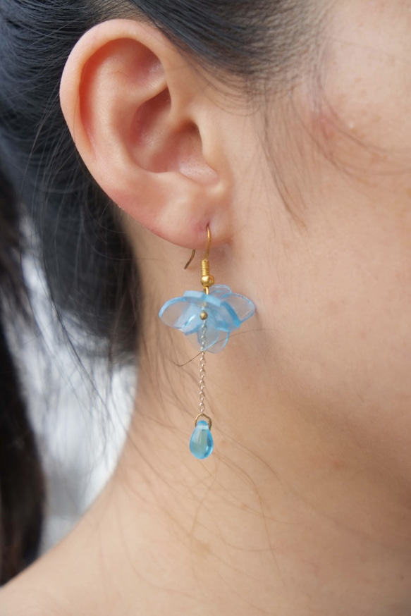 手繪 繡球花水滴 垂墜式耳環 Blue raindrop Hydrangea earrings 第3張的照片
