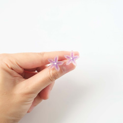 手描きの花のイヤリング 3枚目の画像
