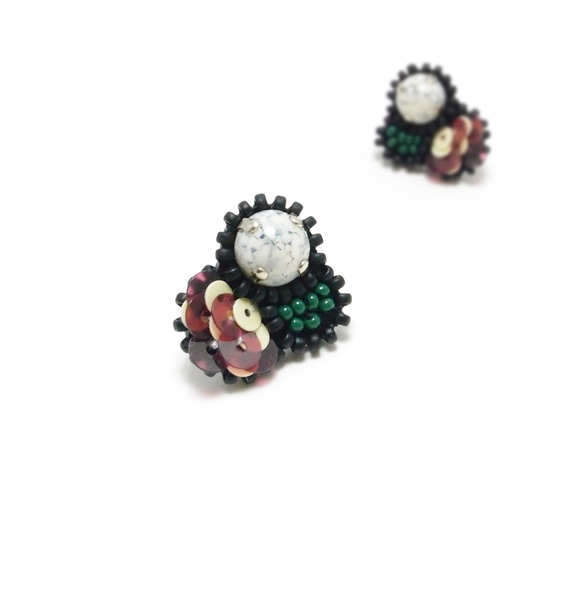 SHAO / 紫與綠 小泡泡 手工刺繡耳環（可改耳夾） 第1張的照片