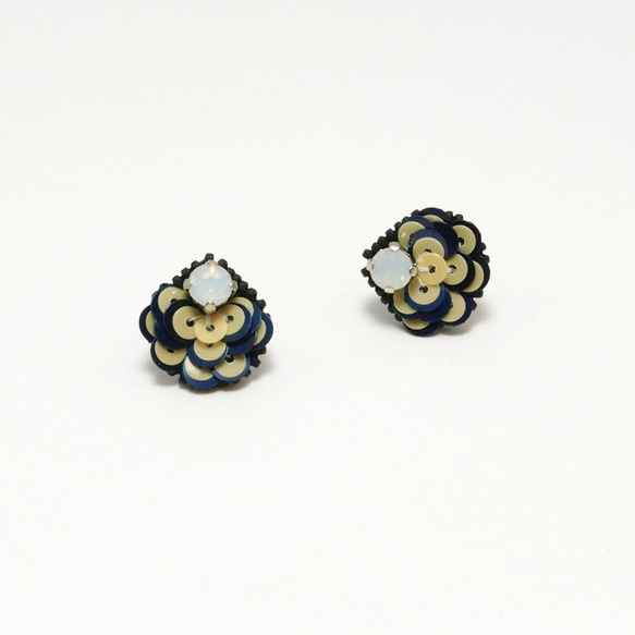 SHAO / 藍米 孔雀魚 手工刺繡耳環（可改耳夾） 第1張的照片