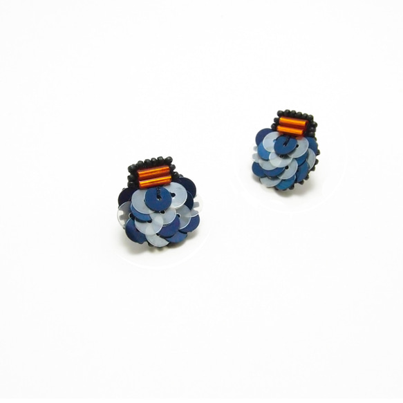 SHAO / 球形の刺繍ピアス・イヤリング  / Deep Blue 2枚目の画像