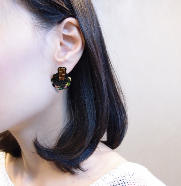 SHAO / 黑 幾何手工刺繡耳環（可改耳夾） 第1張的照片