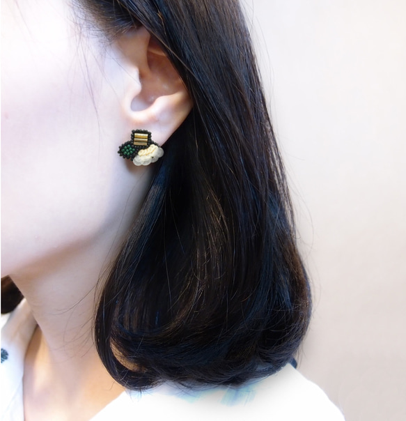 SHAO / 綠白 扇形手工刺繡耳環（可改耳夾） 第4張的照片