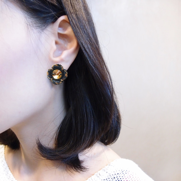 SHAO / 花朵手工刺繡耳環 藍橘（可改耳夾） 第1張的照片