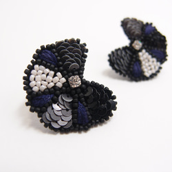 SHAO / 花朵手工刺繡耳環 藍灰（可改耳夾） 第1張的照片