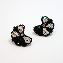 SHAO / Flower Embroidery ピアス・イヤリング / Black & White 1枚目の画像