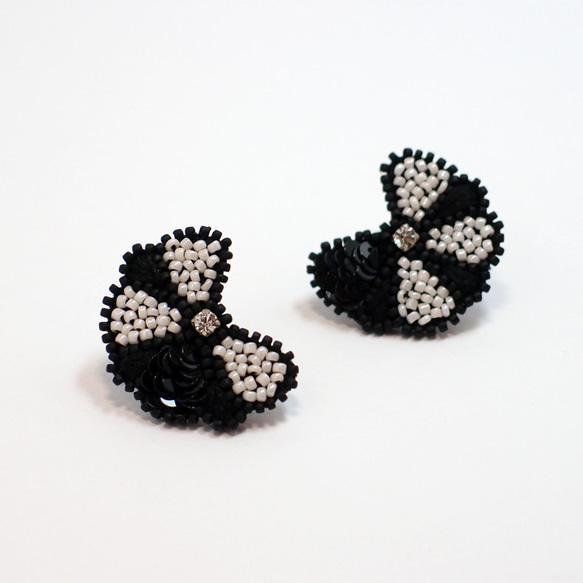 SHAO / Flower Embroidery ピアス・イヤリング / Black & White 1枚目の画像