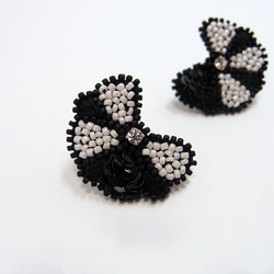 SHAO / Flower Embroidery ピアス・イヤリング / Black & White 2枚目の画像