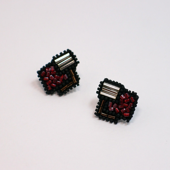 SHAO / 幾何方格 手工刺繡耳環 紅（可改耳夾） 第3張的照片