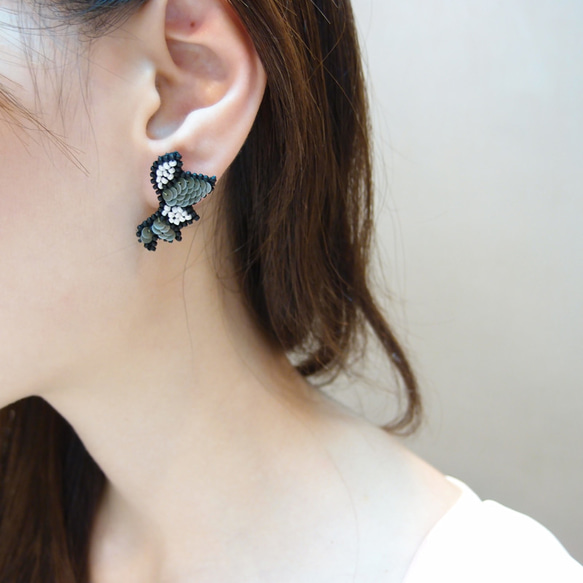 SHAO / 清新亞麻綠米翅膀 手工刺繡耳環（可改耳夾） 第1張的照片