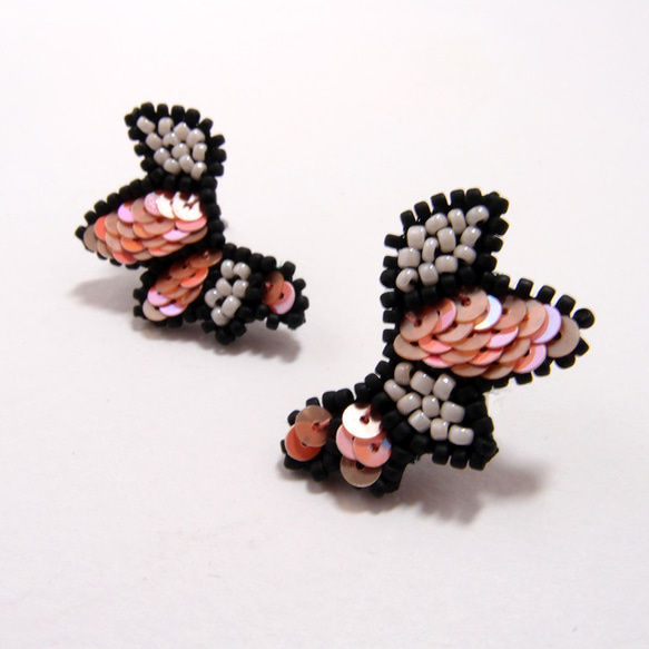 SHAO / 初春櫻花粉翅膀 手工刺繡耳環（可改耳夾） 第3張的照片