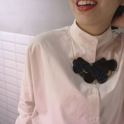 SHAO / Bow Tie Embroidery Necklace / Blue Black 5枚目の画像