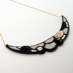 SHAO / Crescent Shaped Embroidery Necklace / Snowy White 1枚目の画像