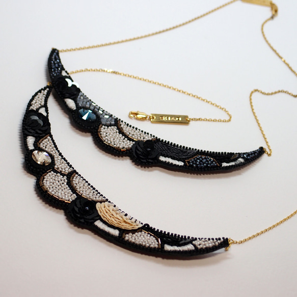 SHAO / Crescent Shaped Embroidery Necklace / Snowy White 2枚目の画像