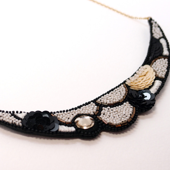 SHAO / Crescent Shaped Embroidery Necklace / Snowy White 3枚目の画像