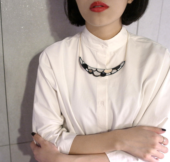 SHAO / Crescent Shaped Embroidery Necklace / Snowy White 5枚目の画像