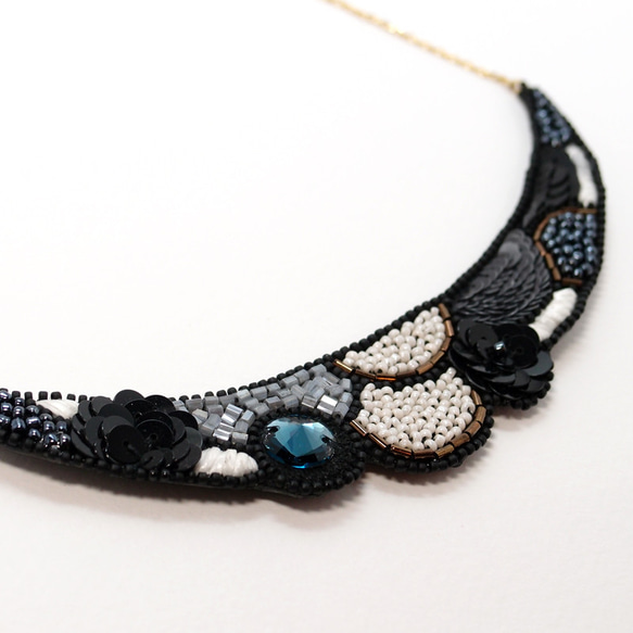 SHAO / Crescent Shaped Embroidery Necklace / Misty Grey 1枚目の画像