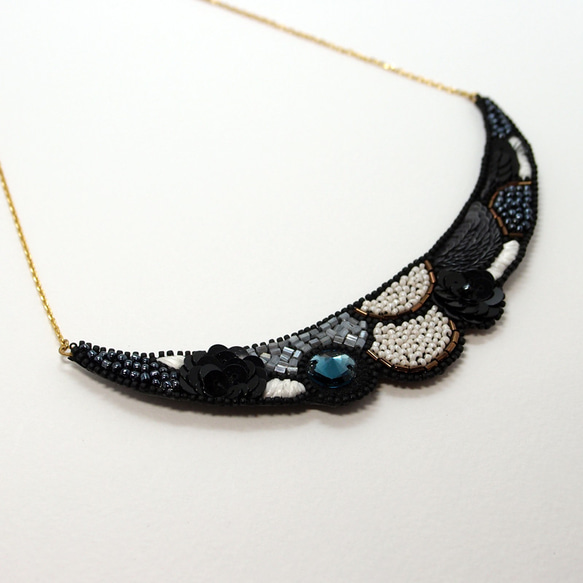 SHAO / Crescent Shaped Embroidery Necklace / Misty Grey 2枚目の画像