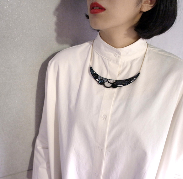 SHAO / Crescent Shaped Embroidery Necklace / Misty Grey 5枚目の画像