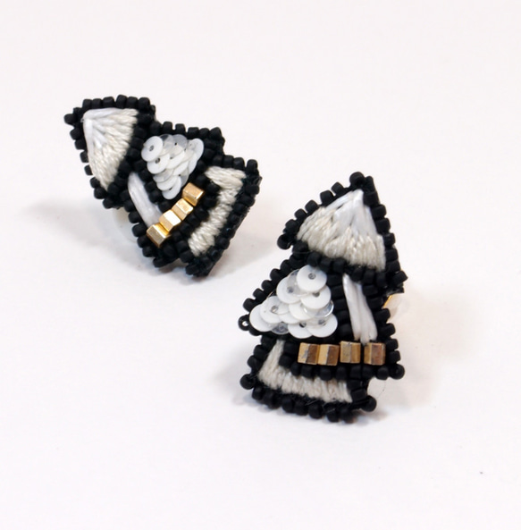 SHAO / 雪花小樹 手工刺繡耳環（可改耳夾） 第2張的照片