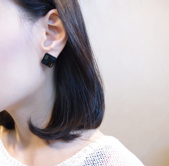 SHAO / Cube Embroidery ピアス・イヤリング  / Blue Black & Bronze 3枚目の画像