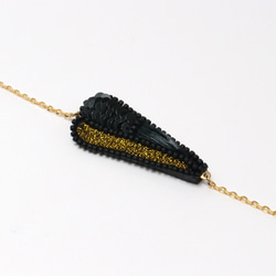 SHAO / Long Water Drop Embroidery Bracelet / Black & Gold 2枚目の画像