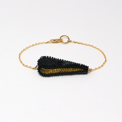 SHAO / Long Water Drop Embroidery Bracelet / Black & Gold 3枚目の画像