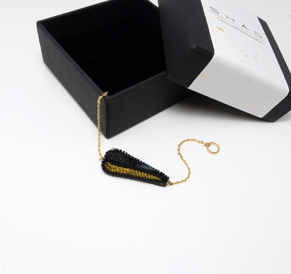 SHAO / Long Water Drop Embroidery Bracelet / Black & Gold 4枚目の画像