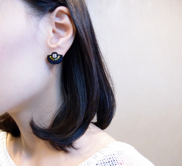 SHAO / 藍黃 幾何扇形 手工刺繡耳環（可改耳夾） 第1張的照片