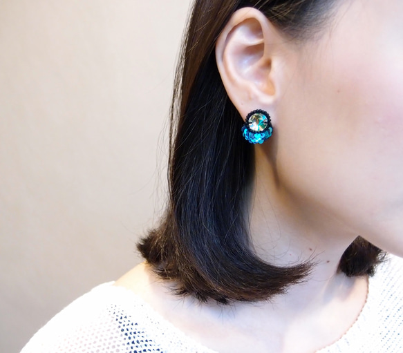 SHAO / 藍綠 一片花瓣 手工刺繡耳環（可改耳夾） 第4張的照片