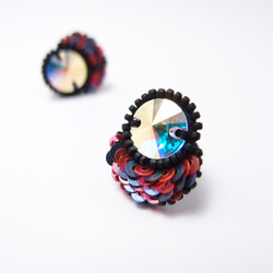 SHAO / 桃紅藍 一片花瓣 手工刺繡耳環（可改耳夾） 第1張的照片