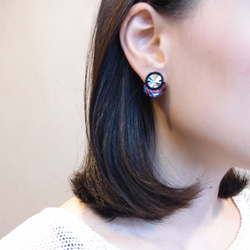 SHAO / 桃紅藍 一片花瓣 手工刺繡耳環（可改耳夾） 第4張的照片