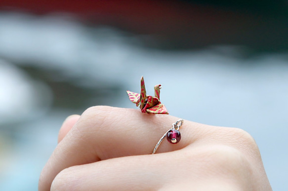 迷你紙鶴水晶戒指 - 一抹月色（酒紅石榴）- 情人節禮物 第3張的照片