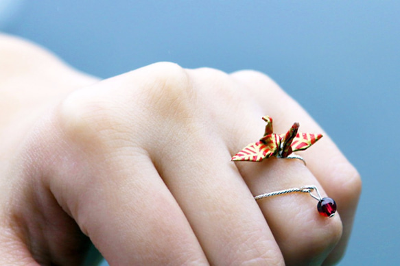 ミニクリスタルリング折り鶴 - 月光（バーガンディザクロ）のタッチ - バレンタインデーの贈り物 5枚目の画像