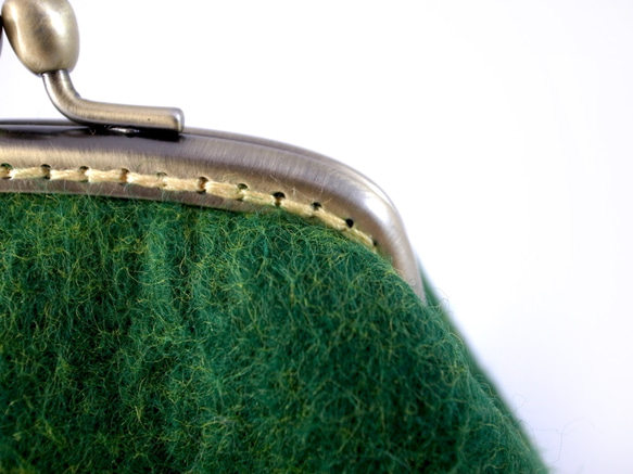 ボールウールのフェルトゴールドバッグ│上品なグリーンの厳選されたウール。手作りです。誕生日プレゼント。絶妙な小銭入れ 5枚目の画像