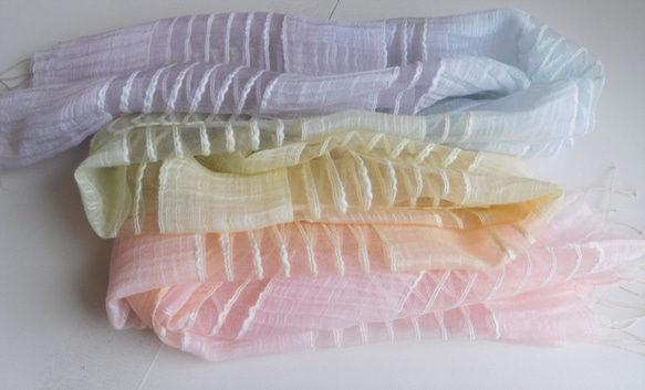 シルクとコットンの透かし織りストール「虹色」 2枚目の画像