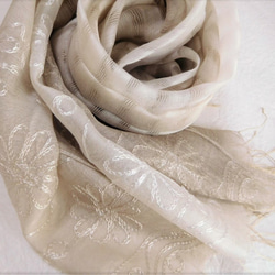 「イカスミ染め」刺繡入りストール（シルク３０％レーヨン７０％） 4枚目の画像