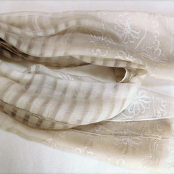 「イカスミ染め」刺繡入りストール（シルク３０％レーヨン７０％） 7枚目の画像