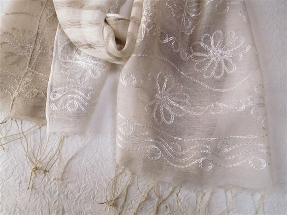 「イカスミ染め」刺繡入りストール（シルク３０％レーヨン７０％） 8枚目の画像