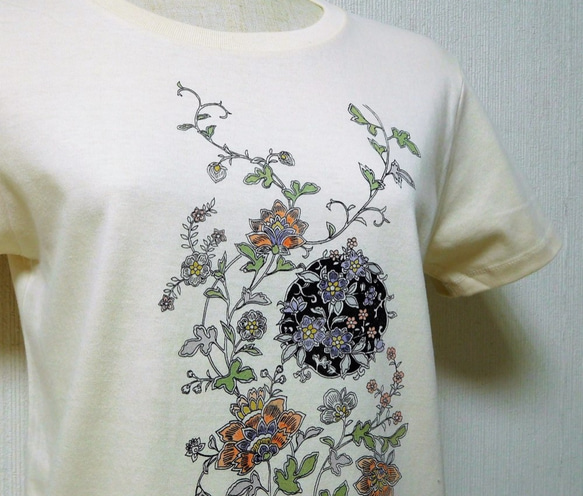 「草花と丸紋」手描きＴシャツ  （Мサイズのみ） 4枚目の画像