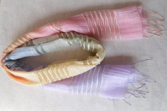 シルクとコットンの透かし織りストール「虹色」 4枚目の画像
