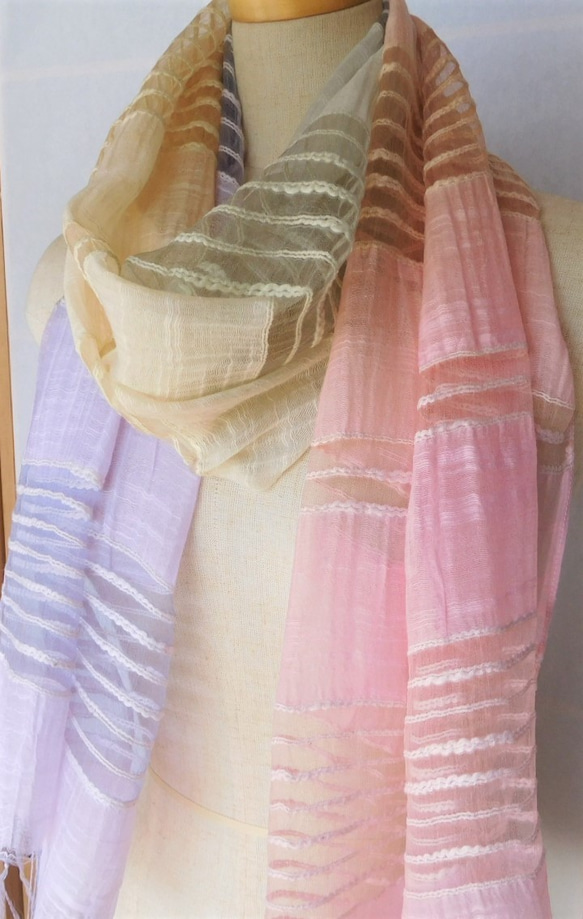 シルクとコットンの透かし織りストール「虹色」 6枚目の画像