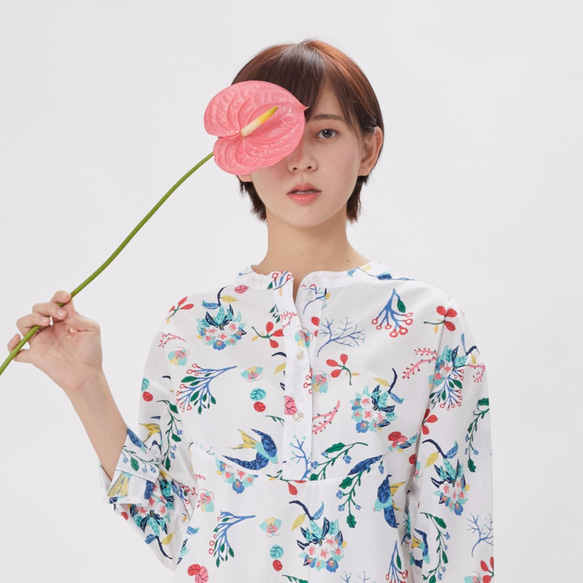 Ivy Henley Cotton Floral Print Long Sleeves Blouse 1枚目の画像