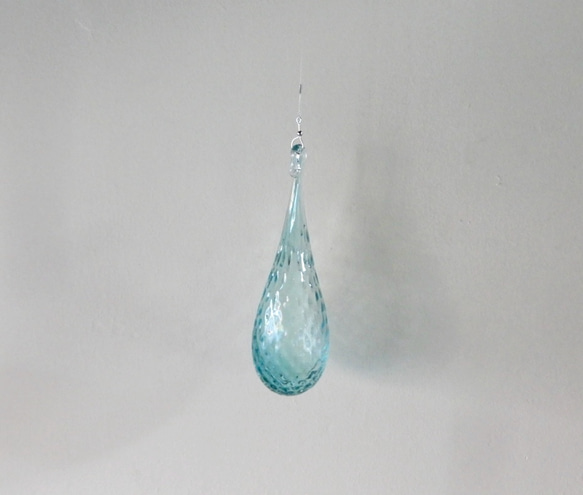 “Radiant Blue 2023”Glitter drop sun catcher 孔雀藍 第2張的照片