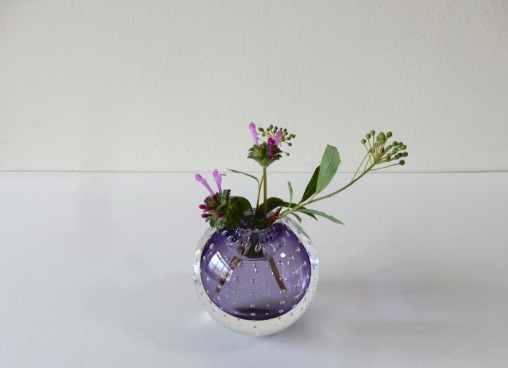 花瓶に生けた紫色の花の油彩画