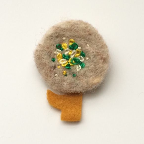 お花のブローチ／羊毛フェルト、刺繍 1枚目の画像