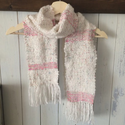 【SALE】白とピンクのふわふわマフラー（手織り） 3枚目の画像