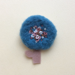 お花のブローチ（羊毛フェルト、刺繍） 1枚目の画像