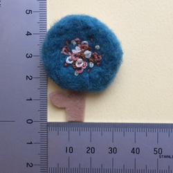 お花のブローチ（羊毛フェルト、刺繍） 3枚目の画像